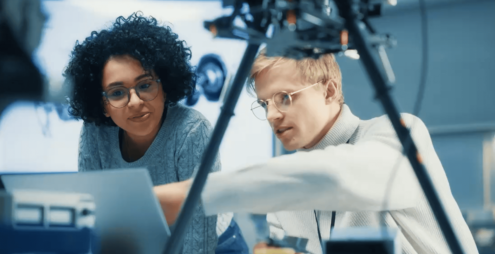 Equipo de ingenieros analiza datos de un proyecto de I+D en un entorno tecnológico