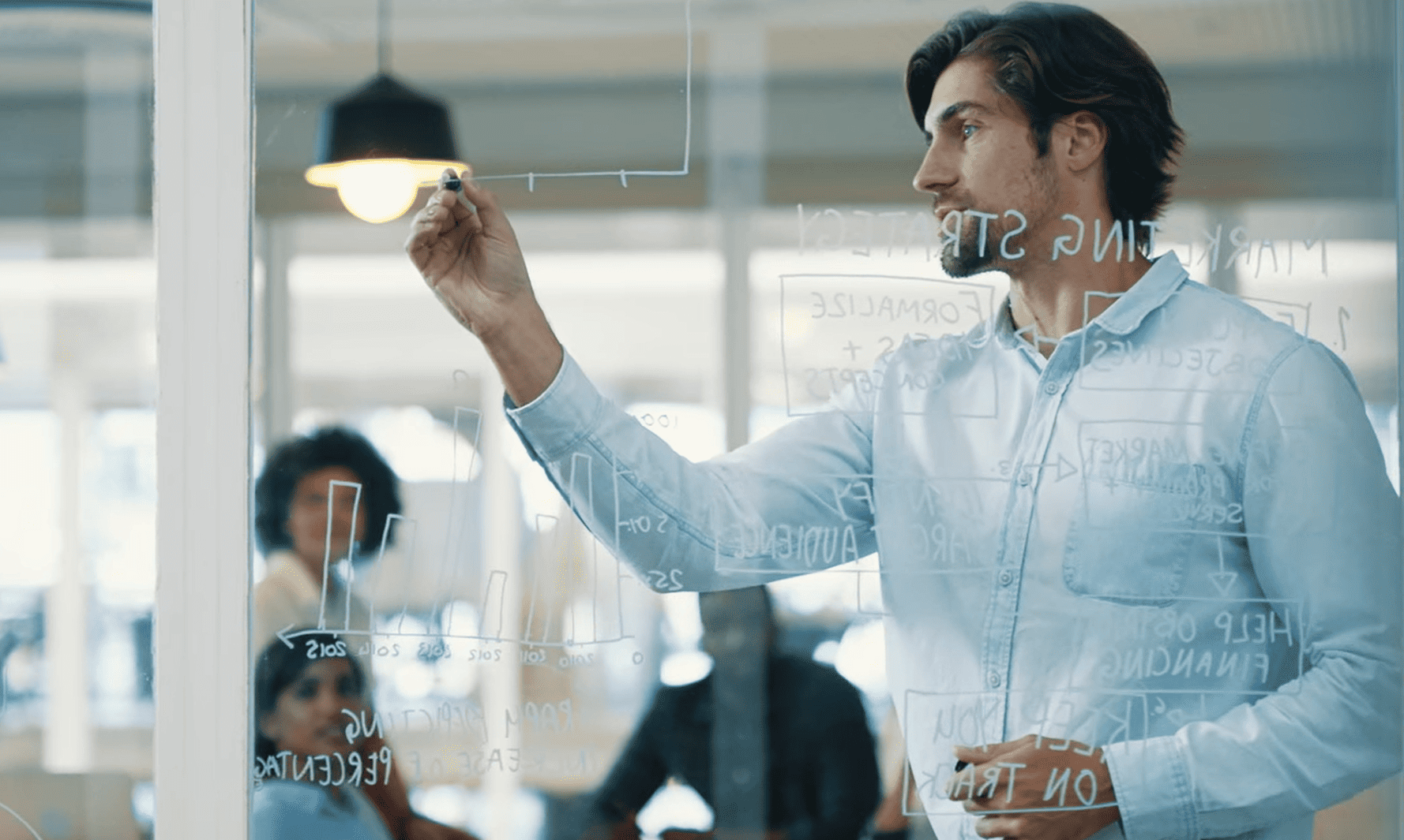 Profesional analiza estrategia de inversión en proyectos de I+D+i en una reunión de negocio