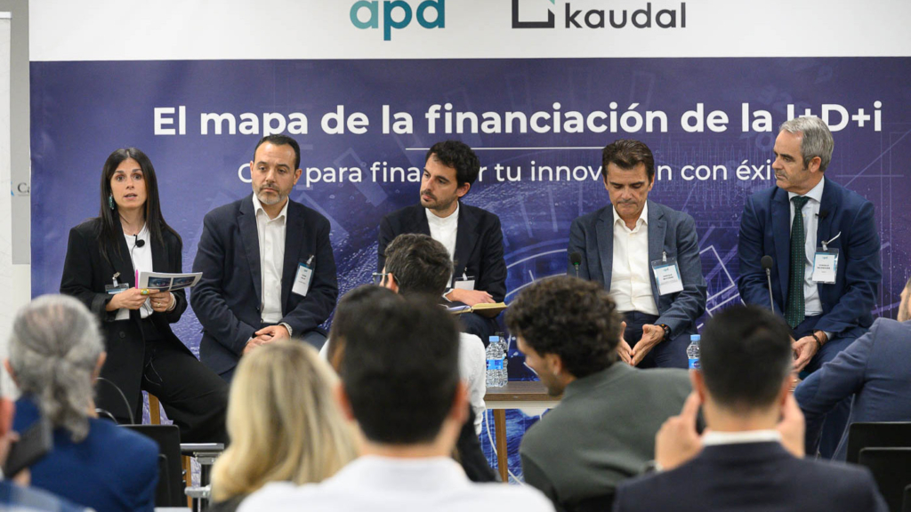 Mesa redonda sobre financiación de la I+D+i con representantes del ecosistema innovador valenciano.