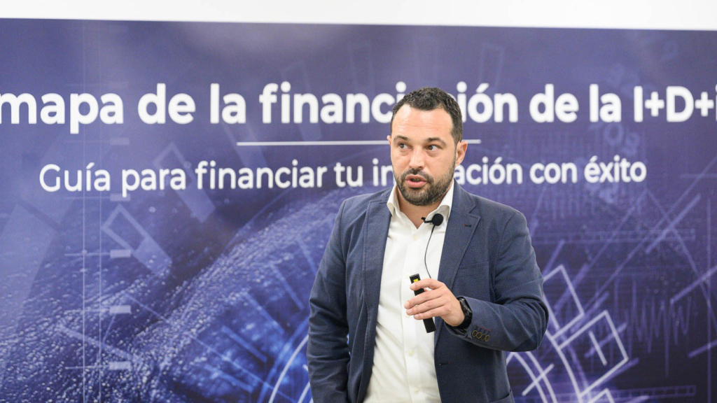 Rubén Alonso durante su ponencia sobre Tax Lease en la jornada organizada por Kaudal y APD.